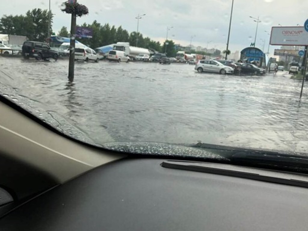 В Киеве сильный дождь затопил дорогу (ФОТО, ВИДЕО)