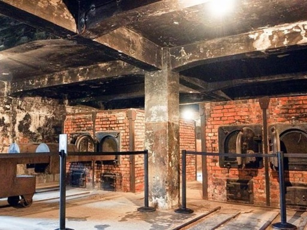 Туристы из Венгрии  обворовали крематорий Освенцима