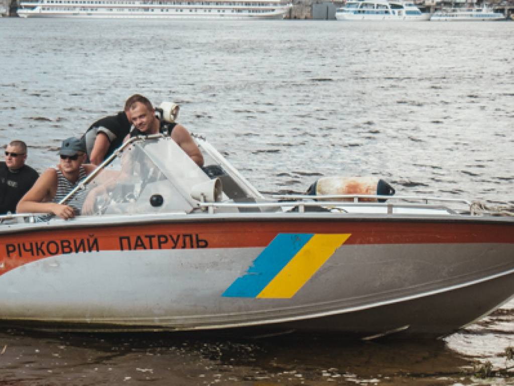 На Оболони в Киеве спасатели вытащили из озера тело 40-летнего мужчины