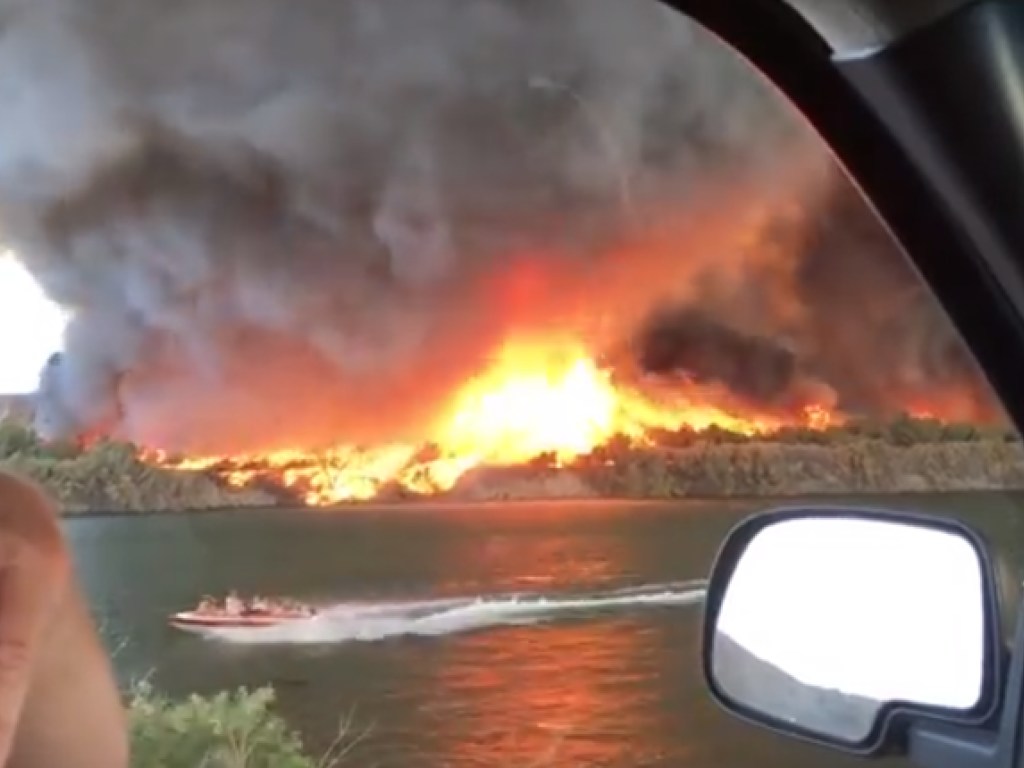 Огненное торнадо: в США сняли на видео зрелищный пожар (ФОТО, ВИДЕО)