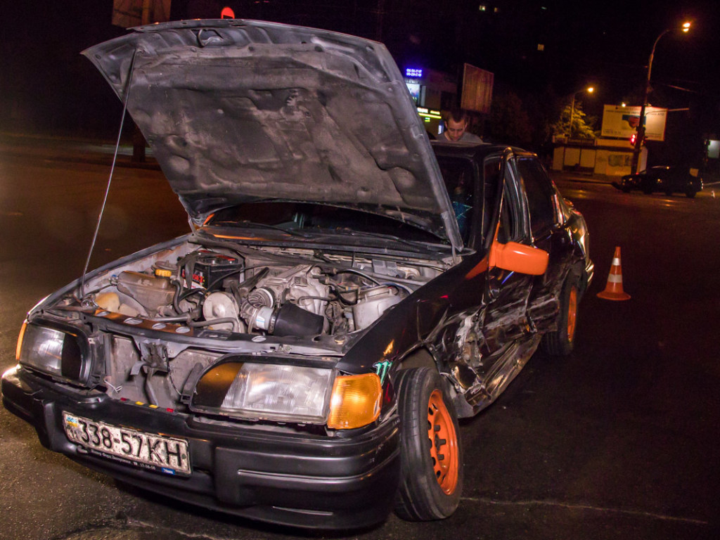 На Харьковском массиве в Киеве пьяный водитель за рулем Ford врезался в Chrysler (ФОТО, ВИДЕО)