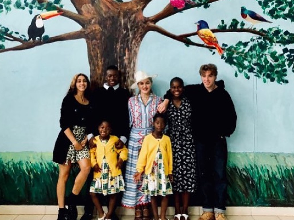 Мадонна показала снимок со своими шестью детьми  (ФОТО)
