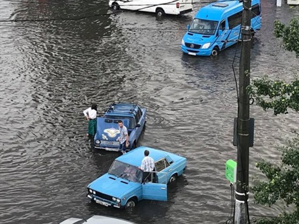 Потоп на улицах: страшный ливень прошелся по Хмельницкому (ФОТО)