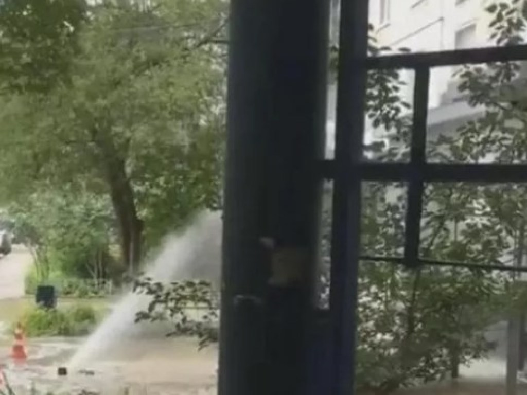 Прорыв трубы в Харькове: струи «фонтана» полетели в окна высотки (ФОТО)