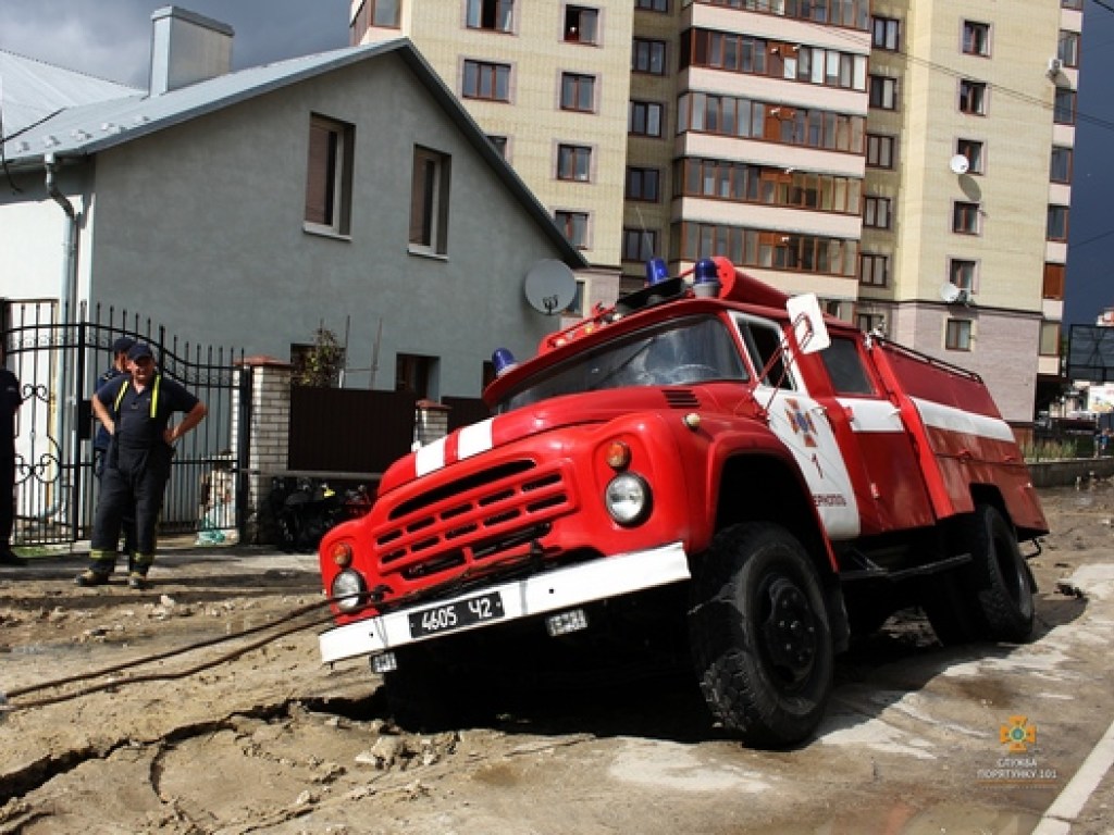 В Тернополе ехавшая на вызов пожарная машина провалилась под асфальт (ФОТО)