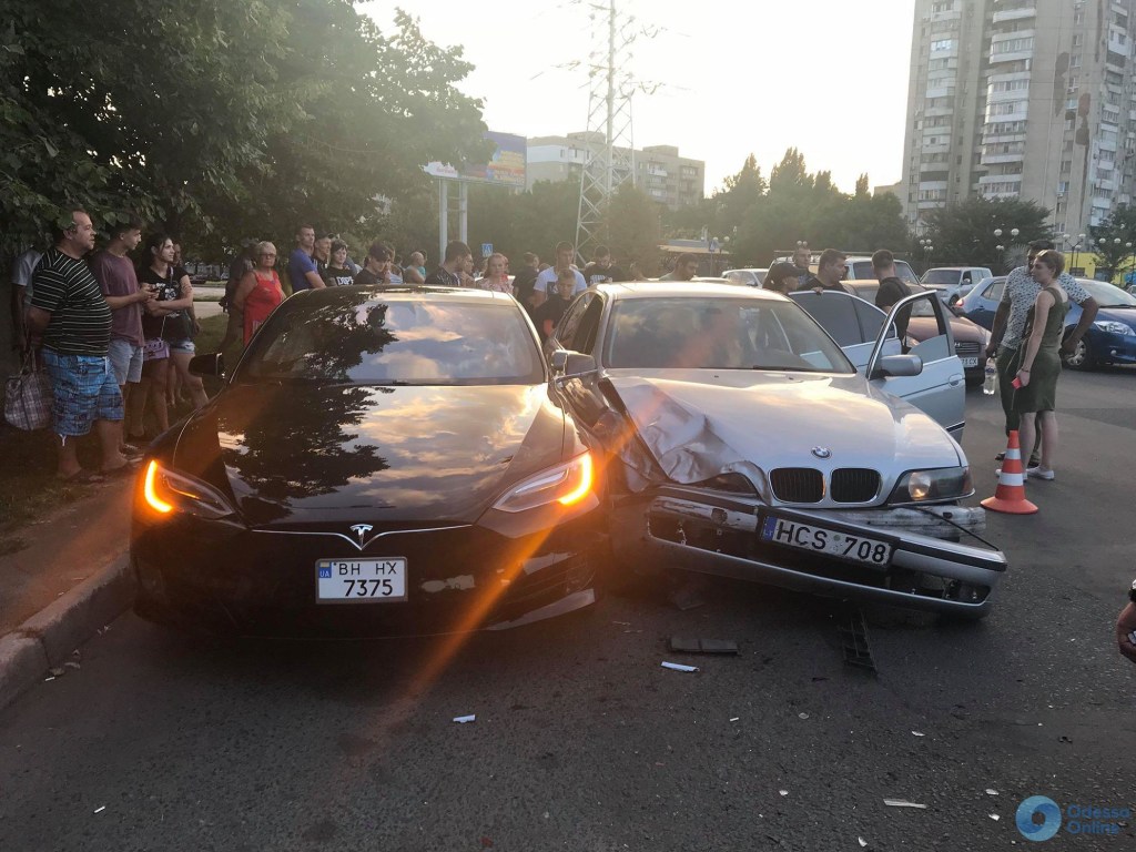 В Одессе со стрельбой остановили 14-летнего водителя BMW, протаранившего Tesla (ФОТО)