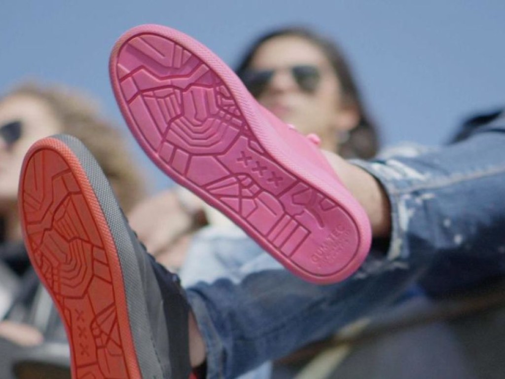 В Амстердаме выпустили кроссовки из жевательной резинки (ВИДЕО)