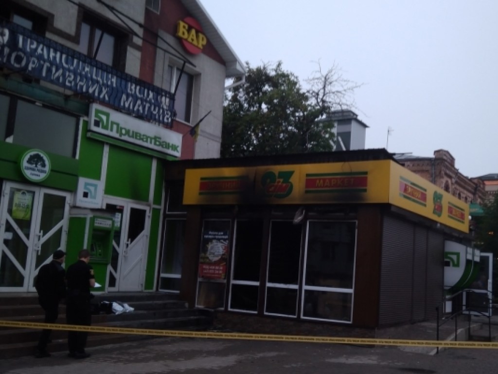 Ночью в Ровно горел скандальный магазин (ФОТО)