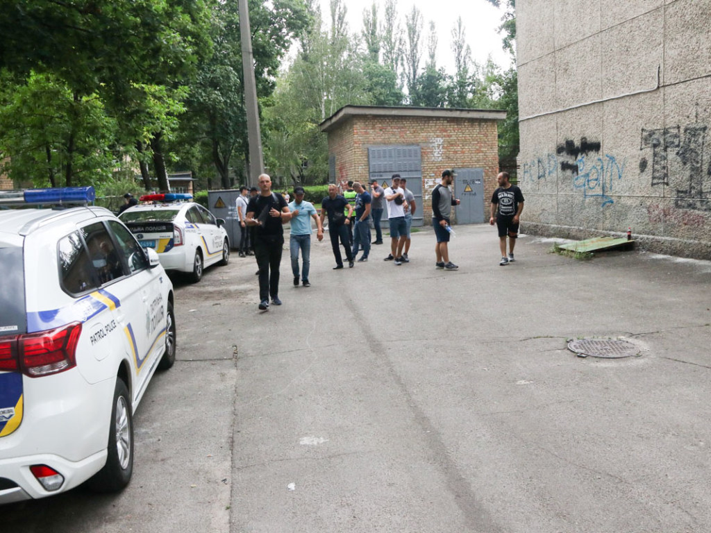 В Киеве девушка-патрульный получила удар по лицу в драке между грузинами и украинцами (ФОТО, ВИДЕО)