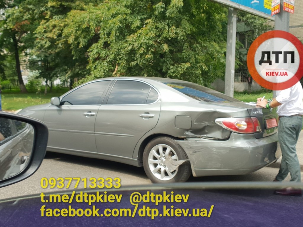 На проспекте Лобановского в Киеве произошло ДТП с Lexus (ФОТО)