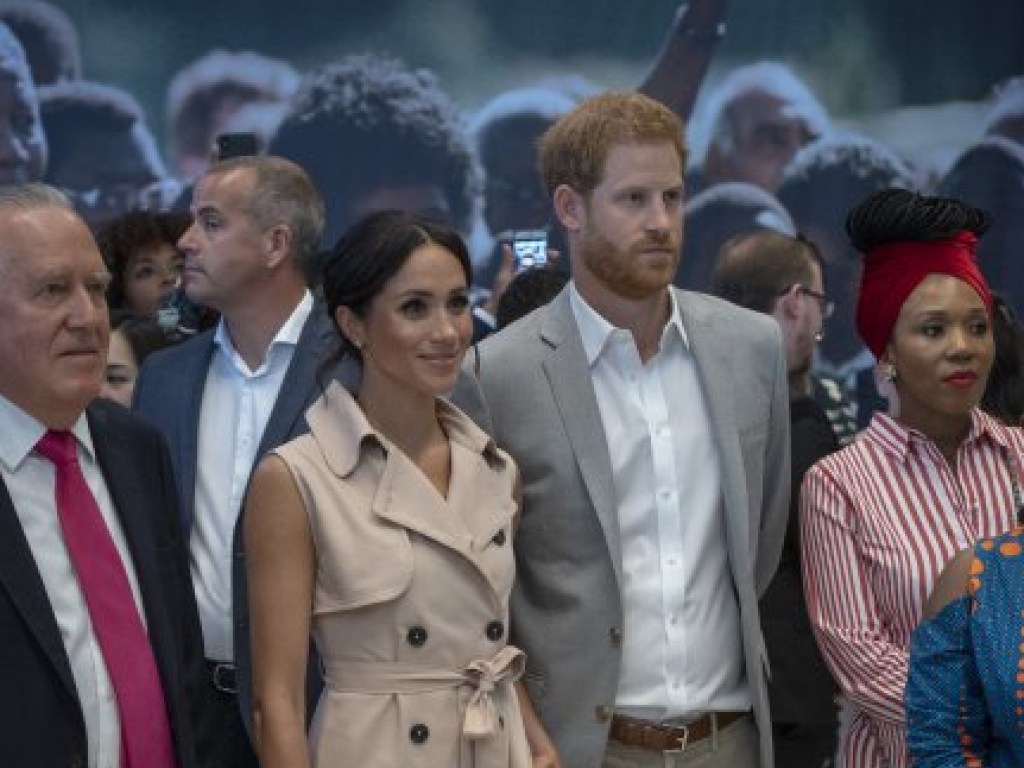 Меган Маркл восхитила нарядом во время открытия выставки в Лондоне (ФОТО)
