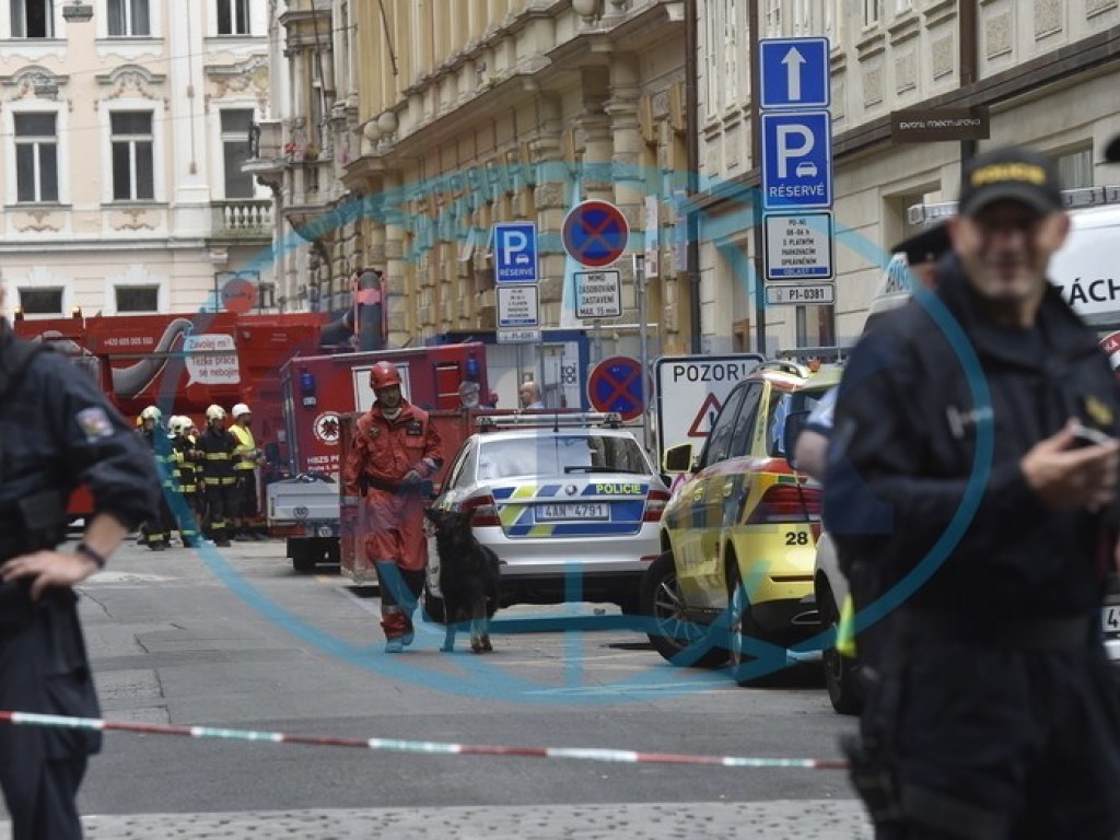 В Праге трое работников из Украины оказались под завалами здания (ФОТО)