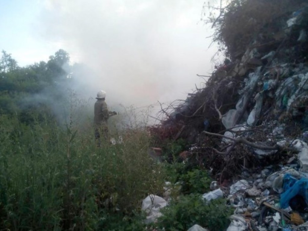В Полтавской области вторые сутки не могут ликвидировать пожар на свалке (ФОТО)