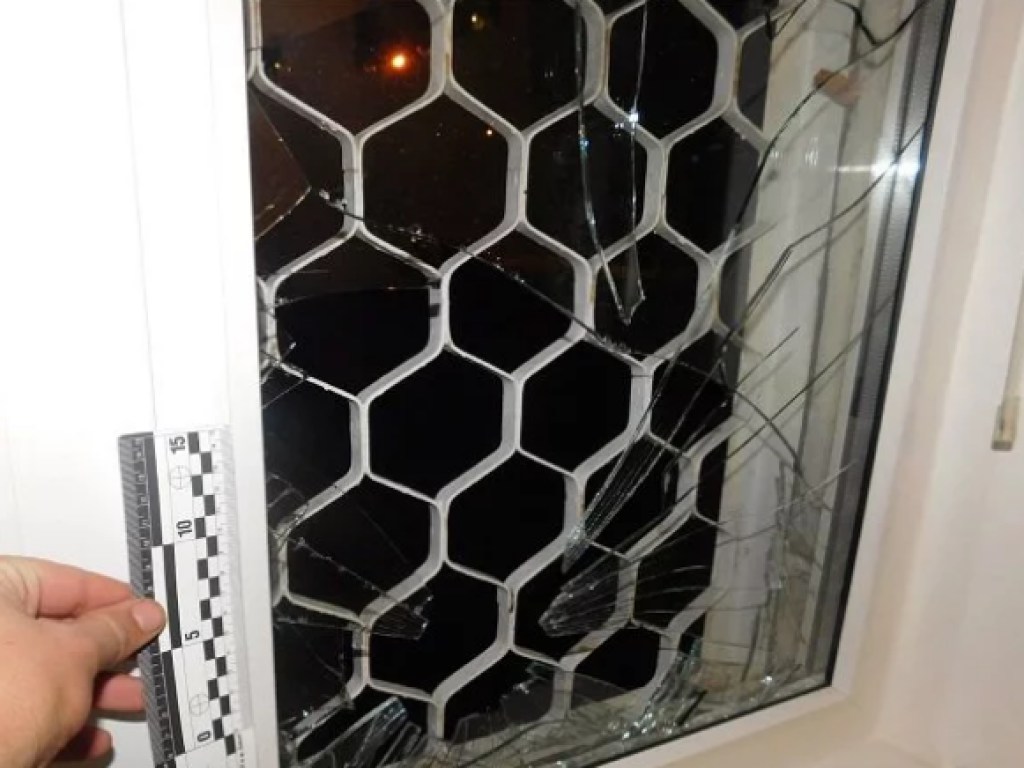 В Киеве из-за девушки поссорились соседи: дошло до битья стекол и поджога двери (ФОТО)