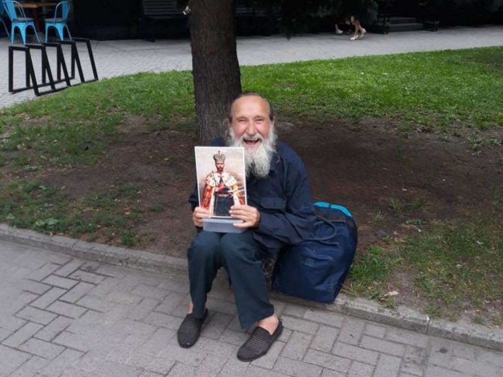 В центре Ровно пенсионер с портретом Николая ІІ кричал, что ждет танки (ФОТО)