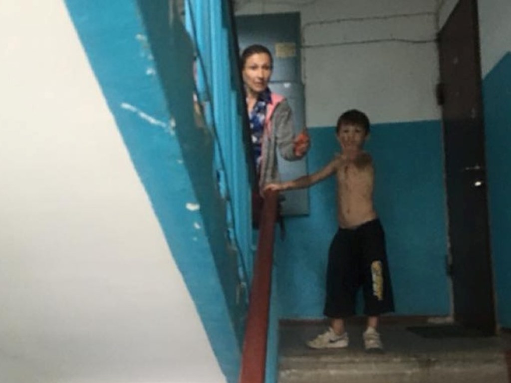 Скандал с соцслужбой: многодетная мать в Харькове пыталась выпрыгнуть в окно (ФОТО)