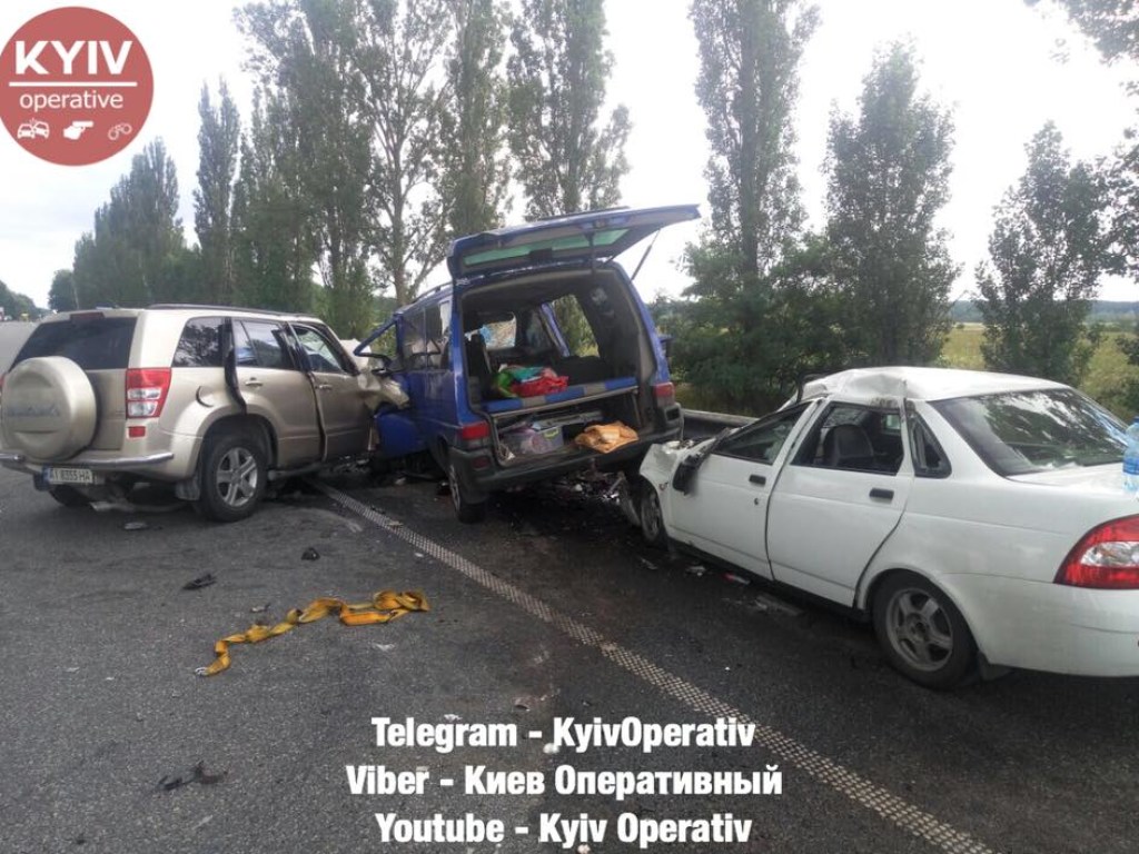 Массовое ДТП под Киевом: погибла женщина-водитель, авто &#8212; всмятку (ФОТО)