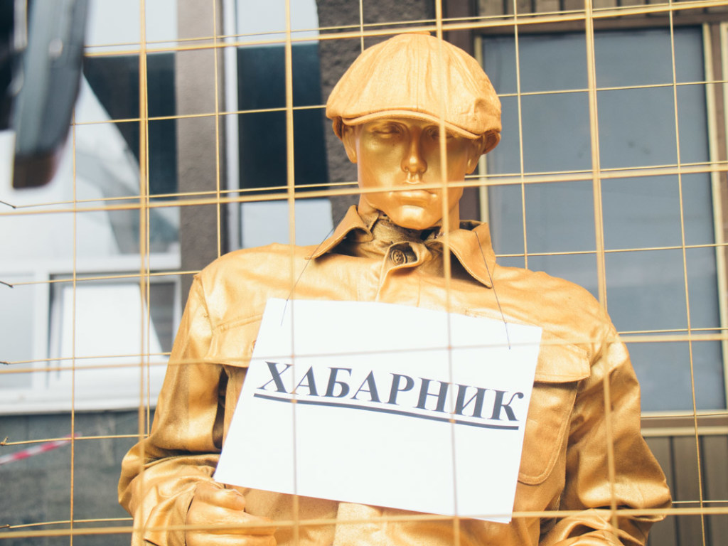 В Киеве возле НАПК посадили золотого манекена с табличкой «взяточник» (ФОТО)