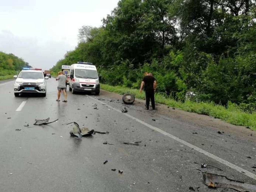 Очевидцы винят пьяных военных: На Харьковщине столкнулись три автомобиля, есть пострадавшие (ФОТО)