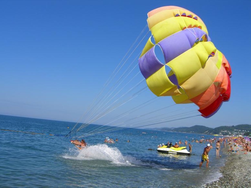 В Кирилловке на пляже девушку едва не унесло с парашютом и водным мотоциклом в небо (ФОТО, ВИДЕО)