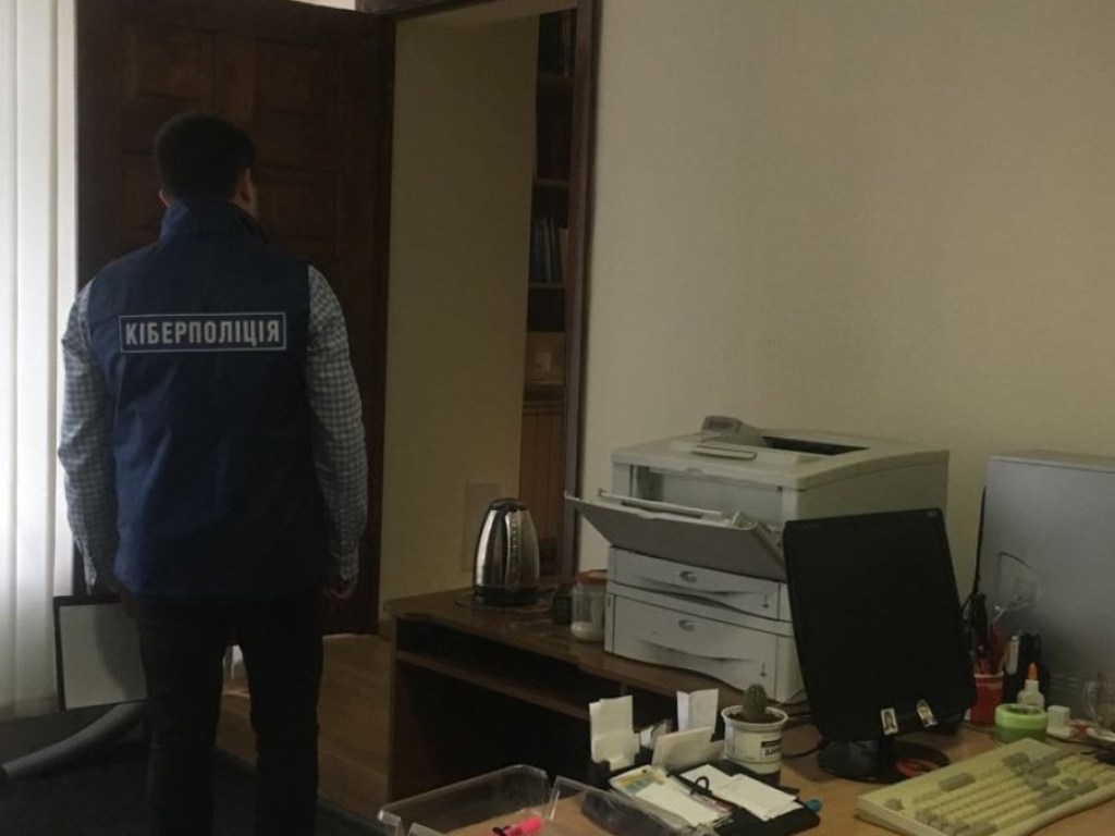 Более 12 часов проходил обыск в столичном офисе КПУ