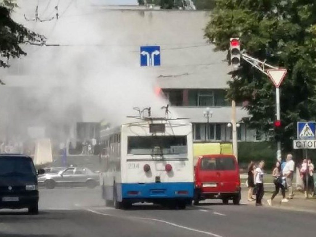 В Луцке на ходу загорелся троллейбус (ФОТО)