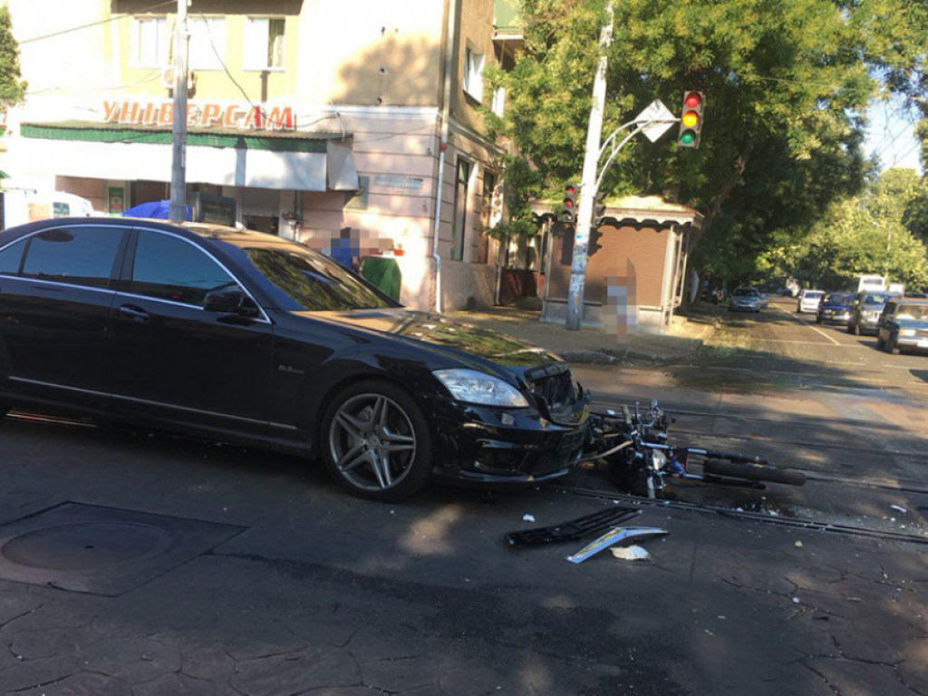 Мопед и два Mercedes: в центре Одессы произошло ДТП (ФОТО)