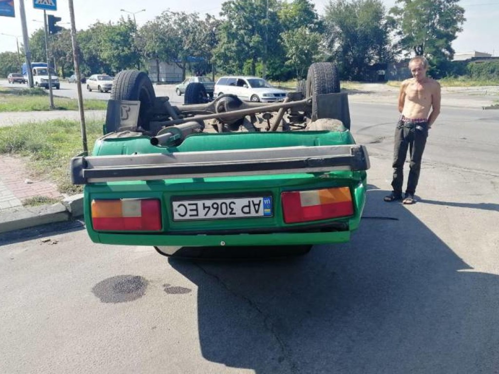 В Запорожье «пятерка» и Audi A6 не поделили дорогу: в результате ДТП ВАЗ перевернулся на крышу (ФОТО)