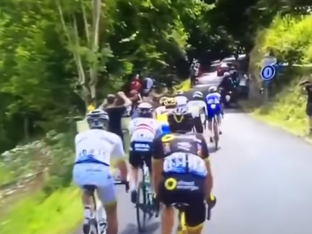 Во Франции сорвиголова пролетел над велосипедной колонной Tour de France (ФОТО)