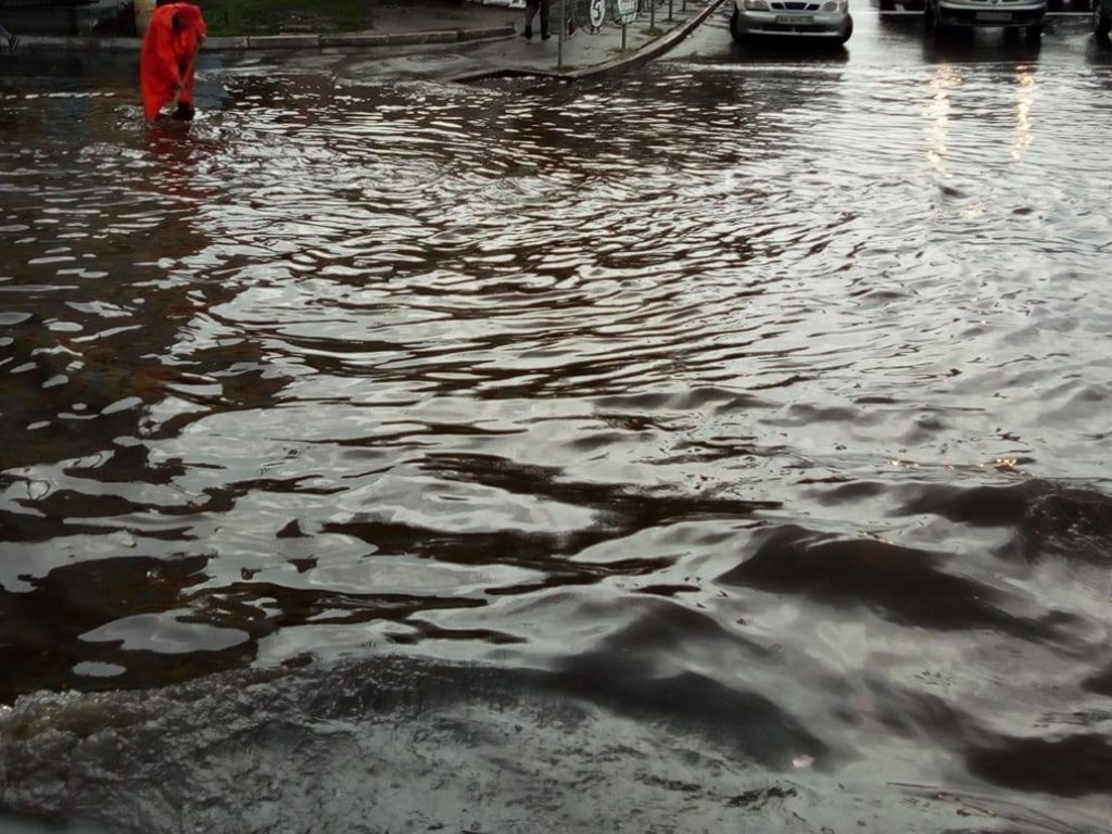 Вчерашний ливень в Киеве создал «озеро» на проспекте Победы (ВИДЕО)