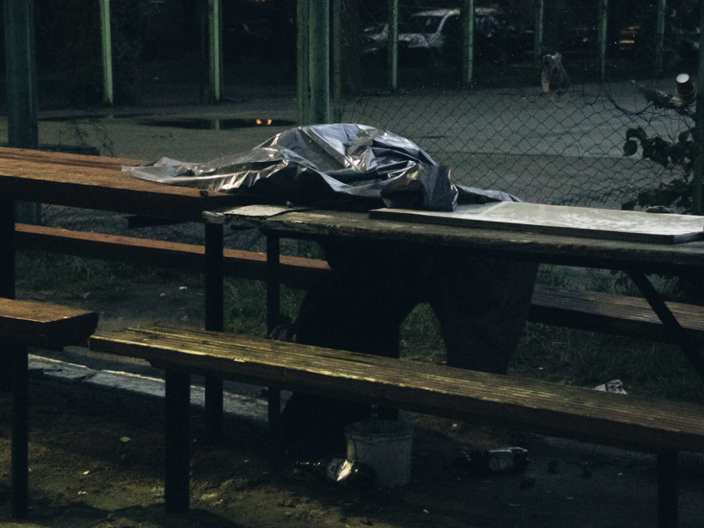 На Борщаговке в Киеве у детской спортивной площадки скончался мужчина (ФОТО)