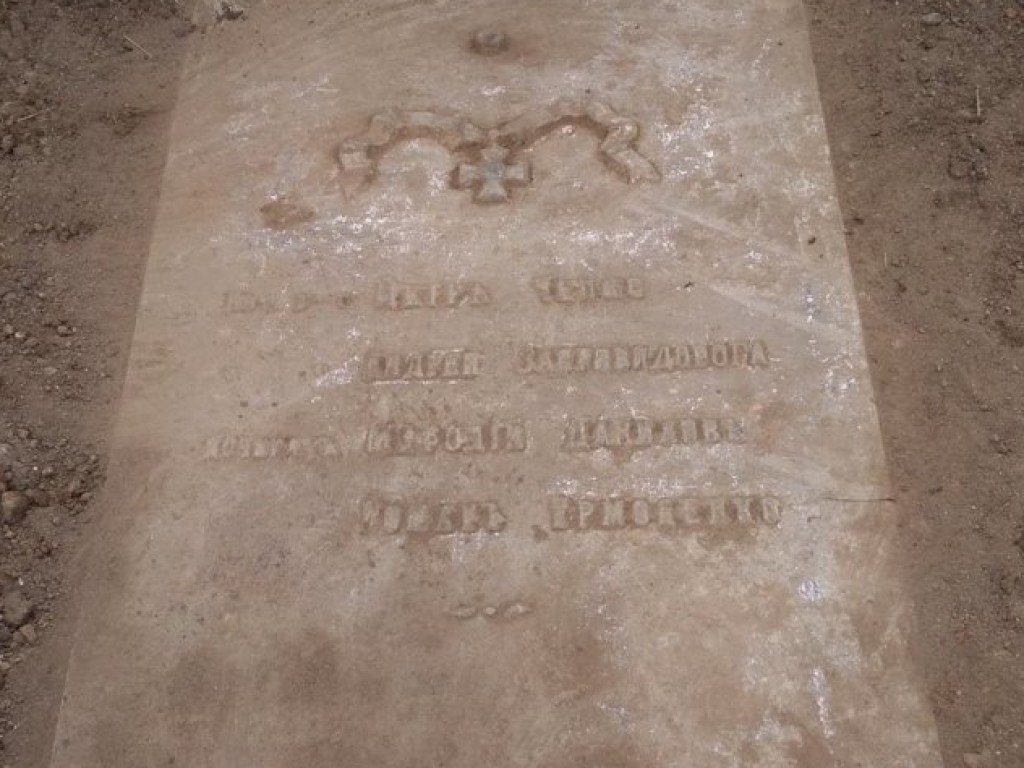 В Николаеве во время эксгумации останков на кладбище найдена неизвестная плита (ФОТО)