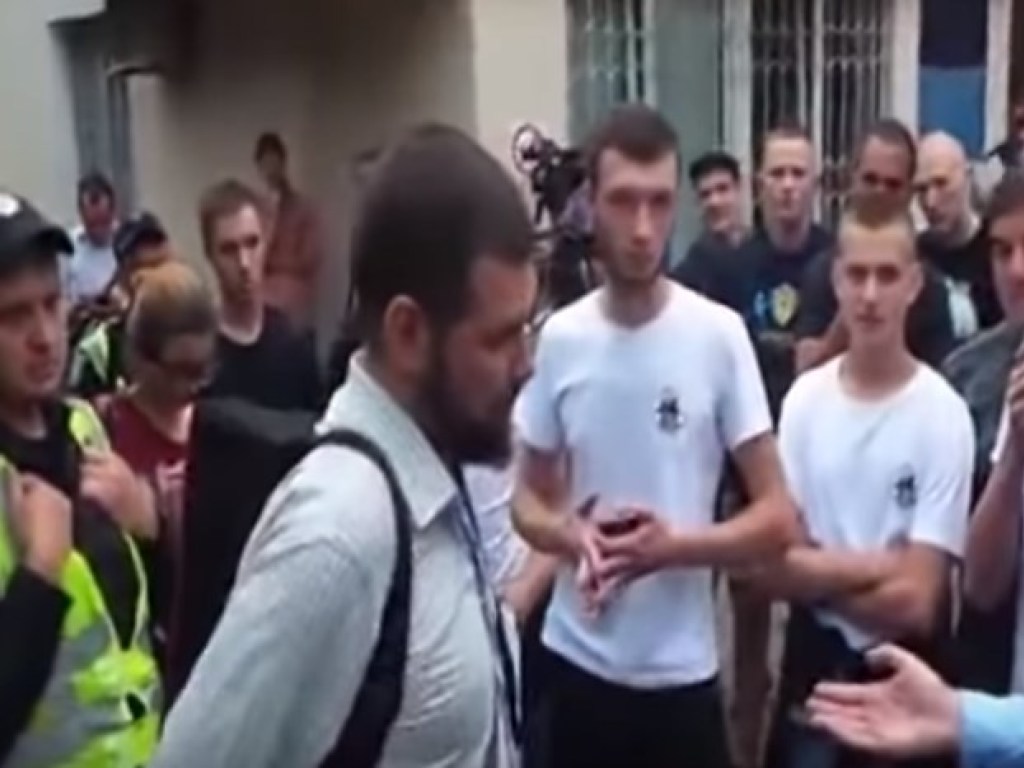 В сети появилось видео, как радикалы из C14 набросились на журналиста Громадського