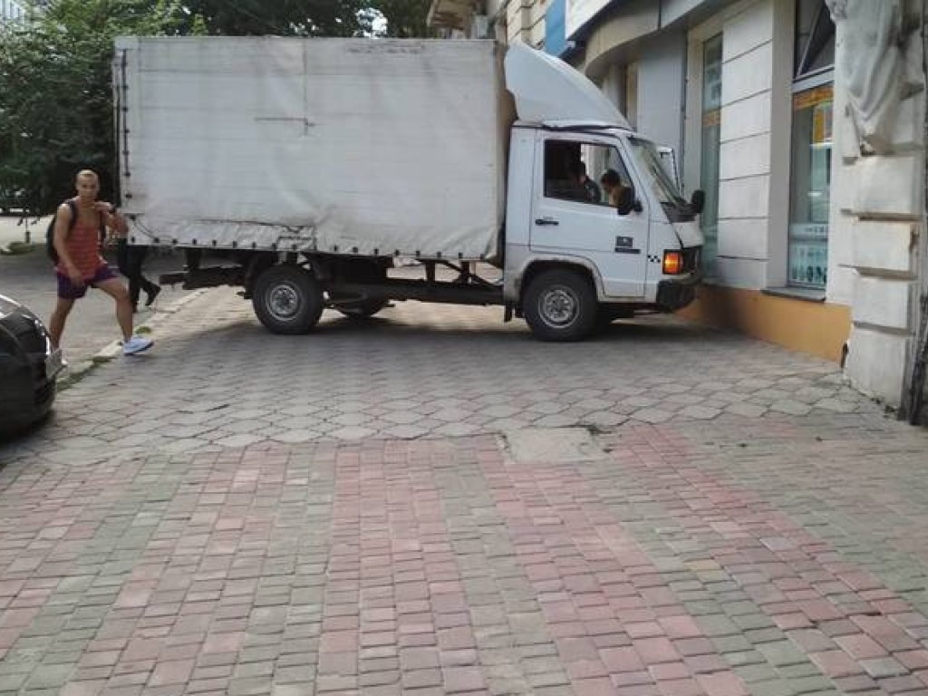 В центре Одессы грузовик врезался в дом (ФОТО)