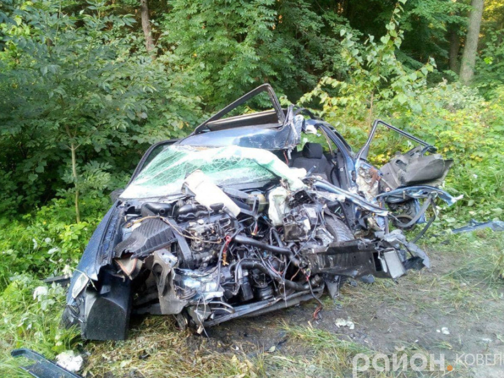На Волыни водитель заснул за рулем и врезался в грузовик (ФОТО)