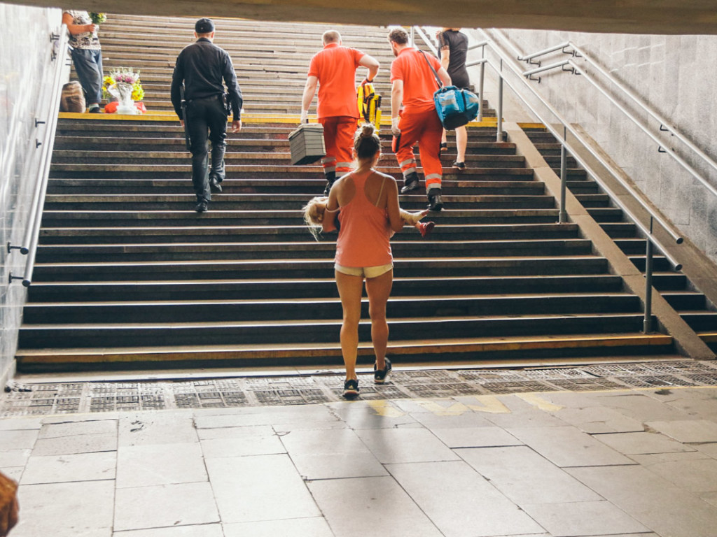 В Киеве на станции метро «Олимпийская» девочке эскалатором зажало ногу (ФОТО)
