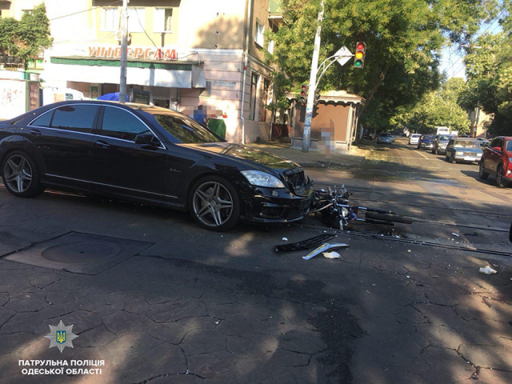 Тройное ДТП: в центре Одессы столкнулись два Mercedes и мопед (ФОТО)