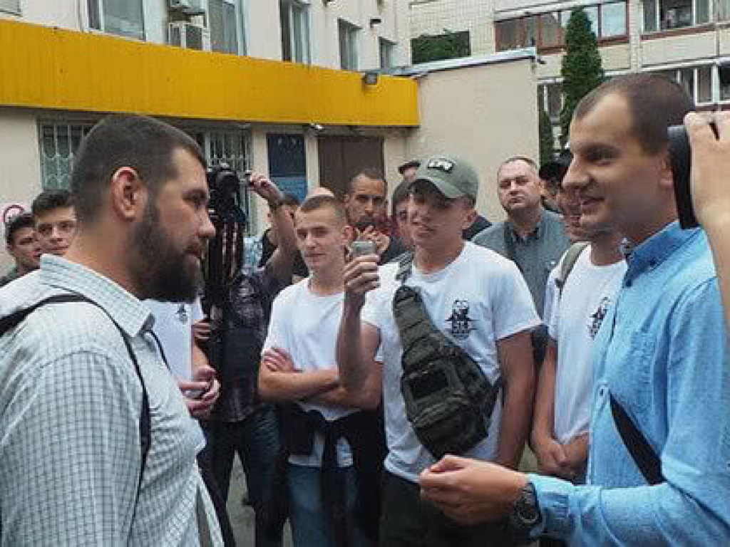 Под зданием суда в Киеве журналист не поладил с праворадикалом из С14 (ФОТО)