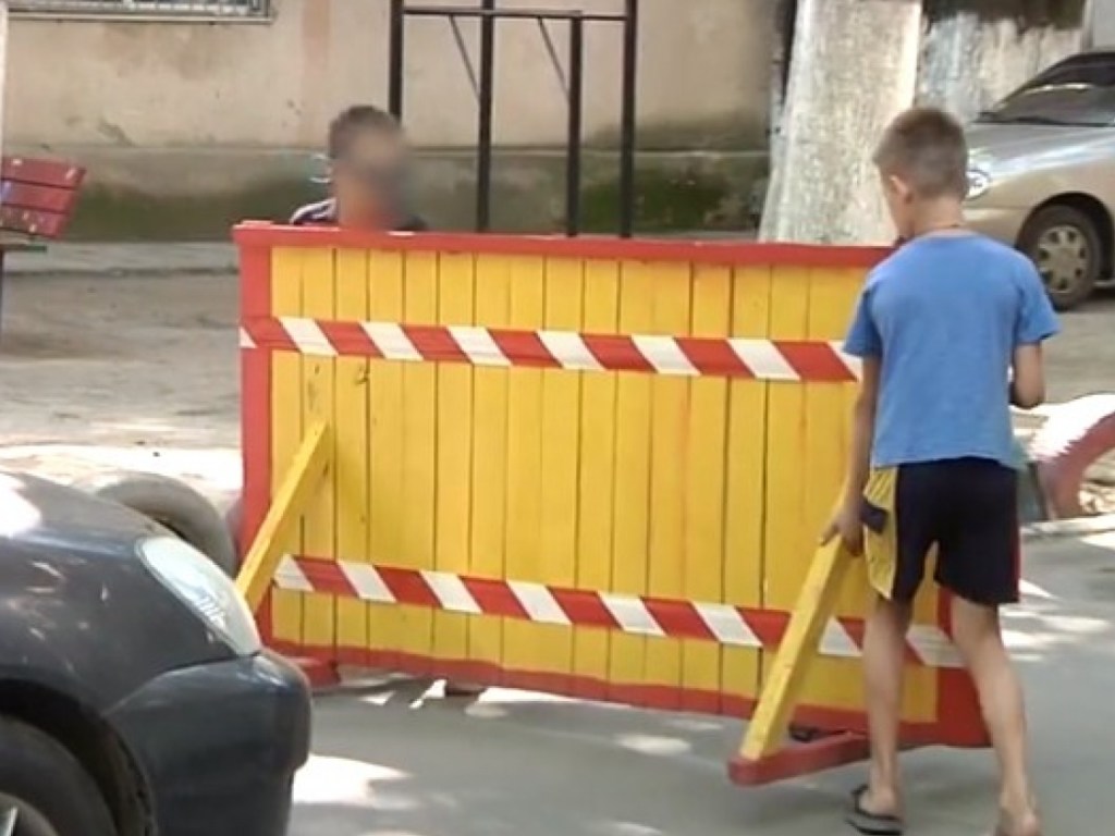 В Одессе предприимчивая дворовая ребятня занялась «дорожным рэкетом» (ФОТО, ВИДЕО)