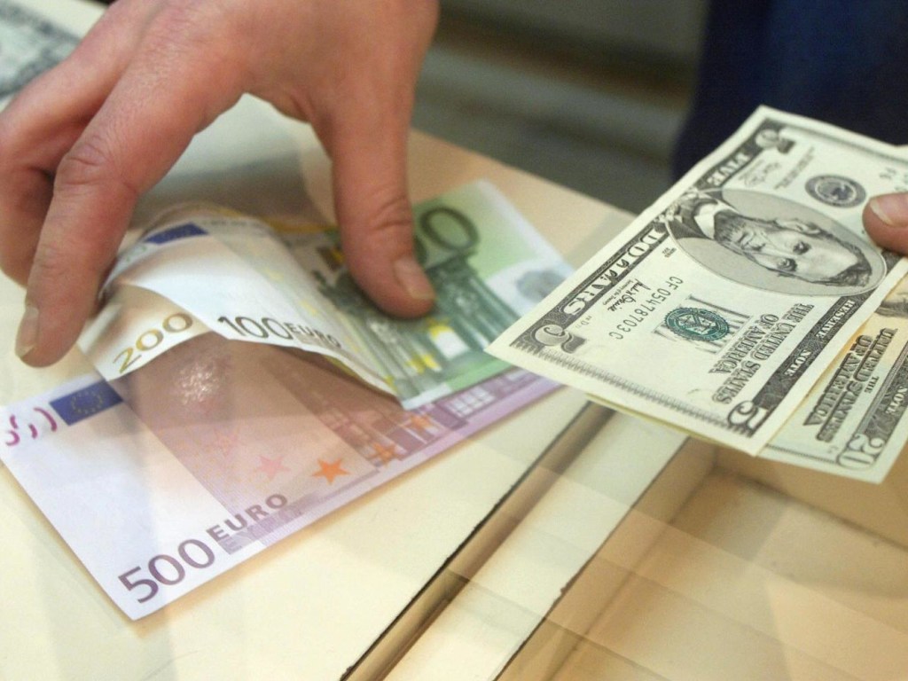 НБУ установил официальный курс на уровне до 26,30 гривны за доллар