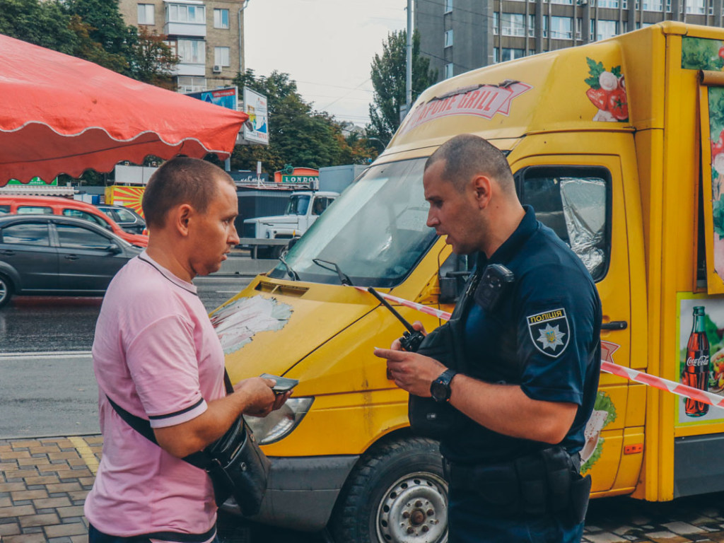 Возле станции метро «Дружбы народов» в Киеве продавец шаурмы ударил ножом мужчину (ФОТО)