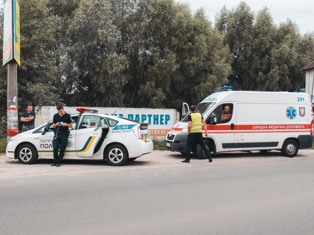На Осокорках в Киеве в ДТП с байком погиб водитель, пассажир убежал в озеро (ФОТО, ВИДЕО)