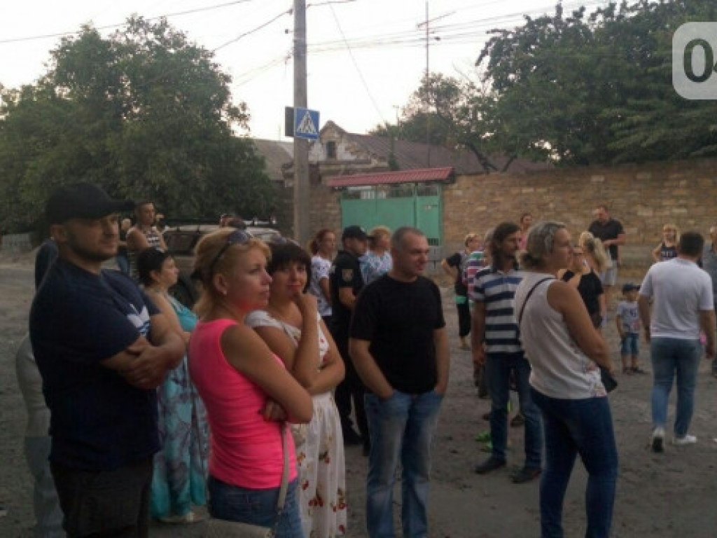 На Одесчине перекрыли дорогу: местные жители протестуют против грузовиков (ФОТО)