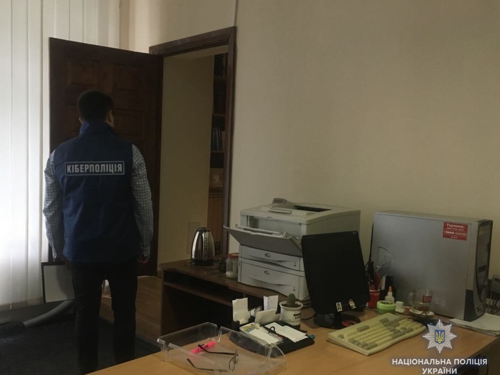 Обыск в столичном офисе КПУ завершился, изъята офисная техника (ВИДЕО)