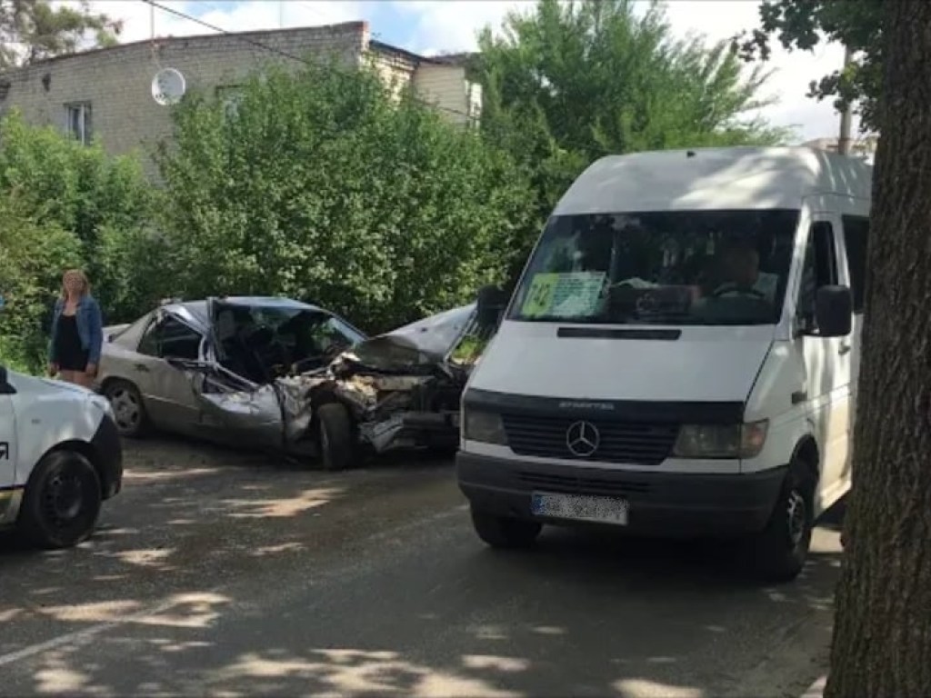 Под Киевом пьяный на Mercedes протаранил автобус с пассажирами (ФОТО)