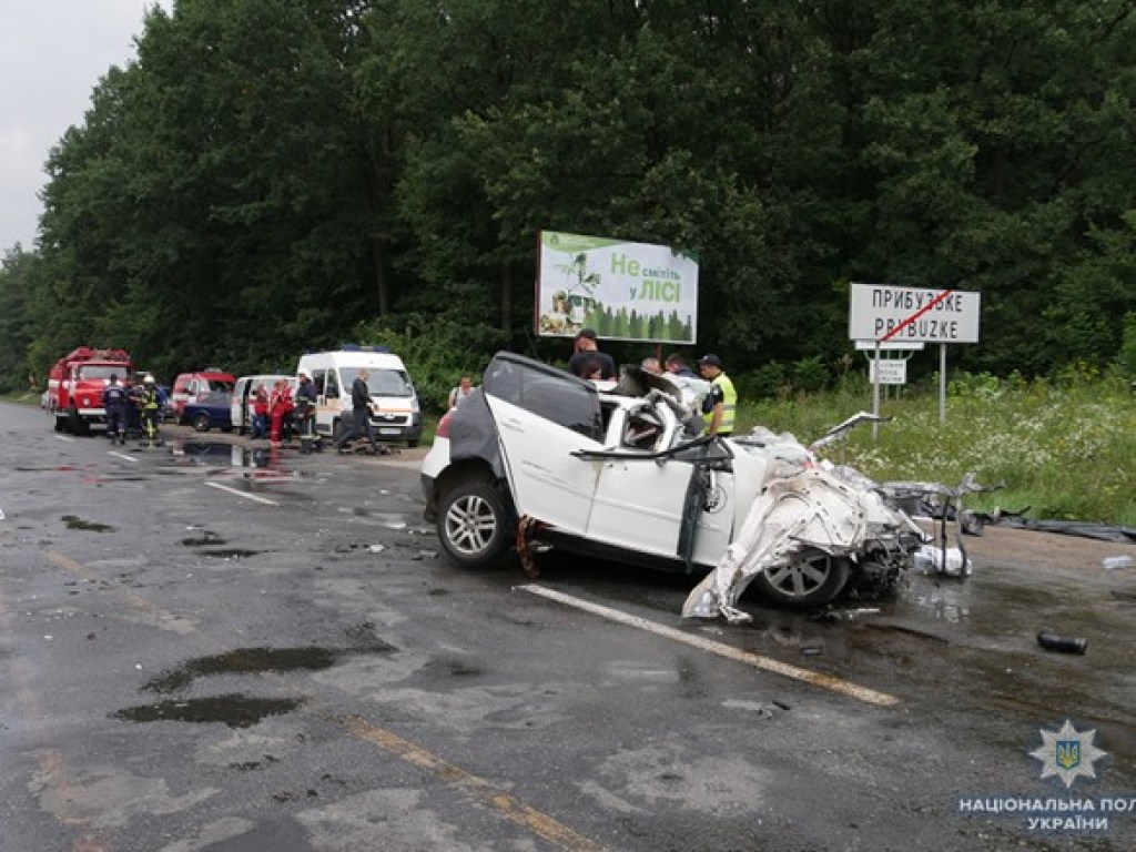 Отец, мать и дочь скончались на месте: На Хмельниччине в ДТП с грузовиком погибла семья (ФОТО, ВИДЕО)