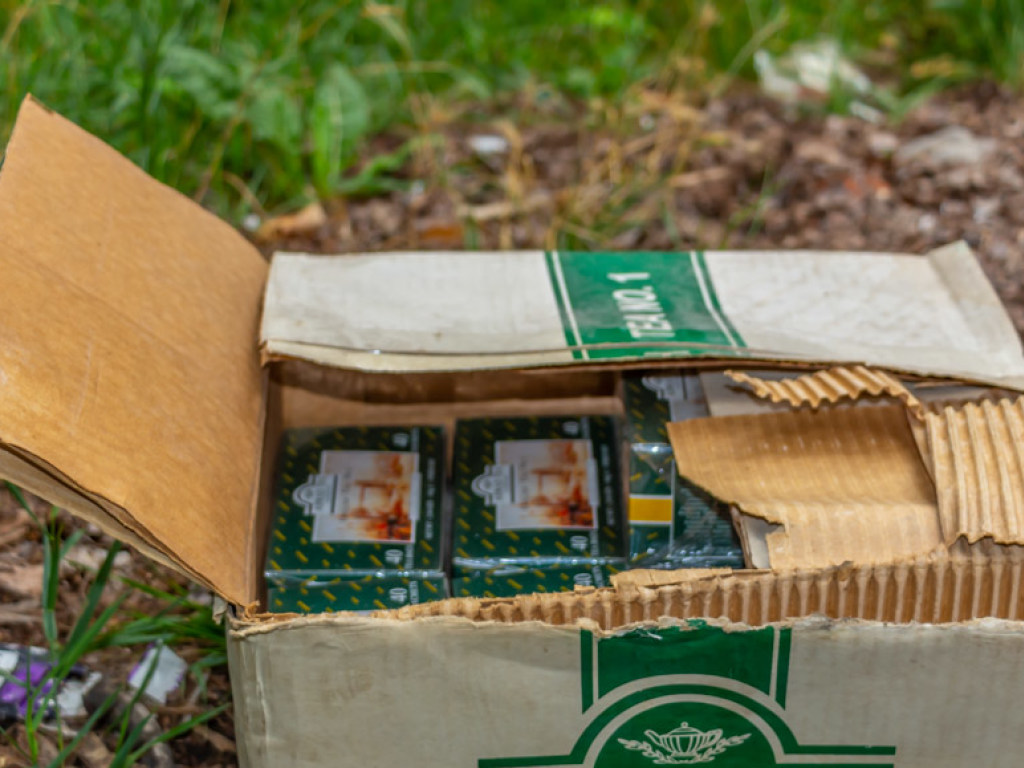 Улицу в Днепре засыпали коробками со сгнившим чаем (ФОТО) 