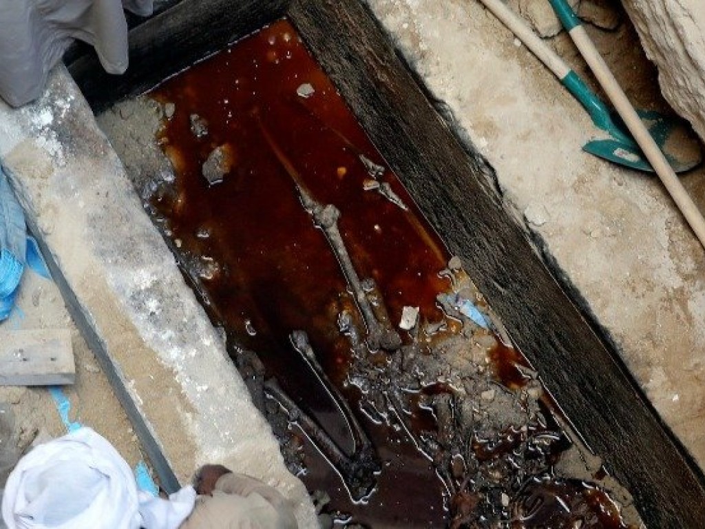 Ученые в Египте вскрыли саркофаг с тремя скелетами (ФОТО)