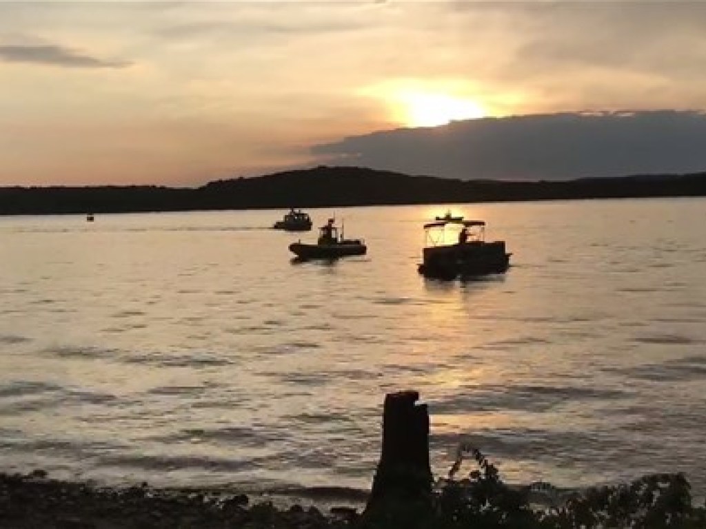 Из-за грозы с ветром в США на озере опрокинулась лодка, погибли 11 человек (ФОТО)