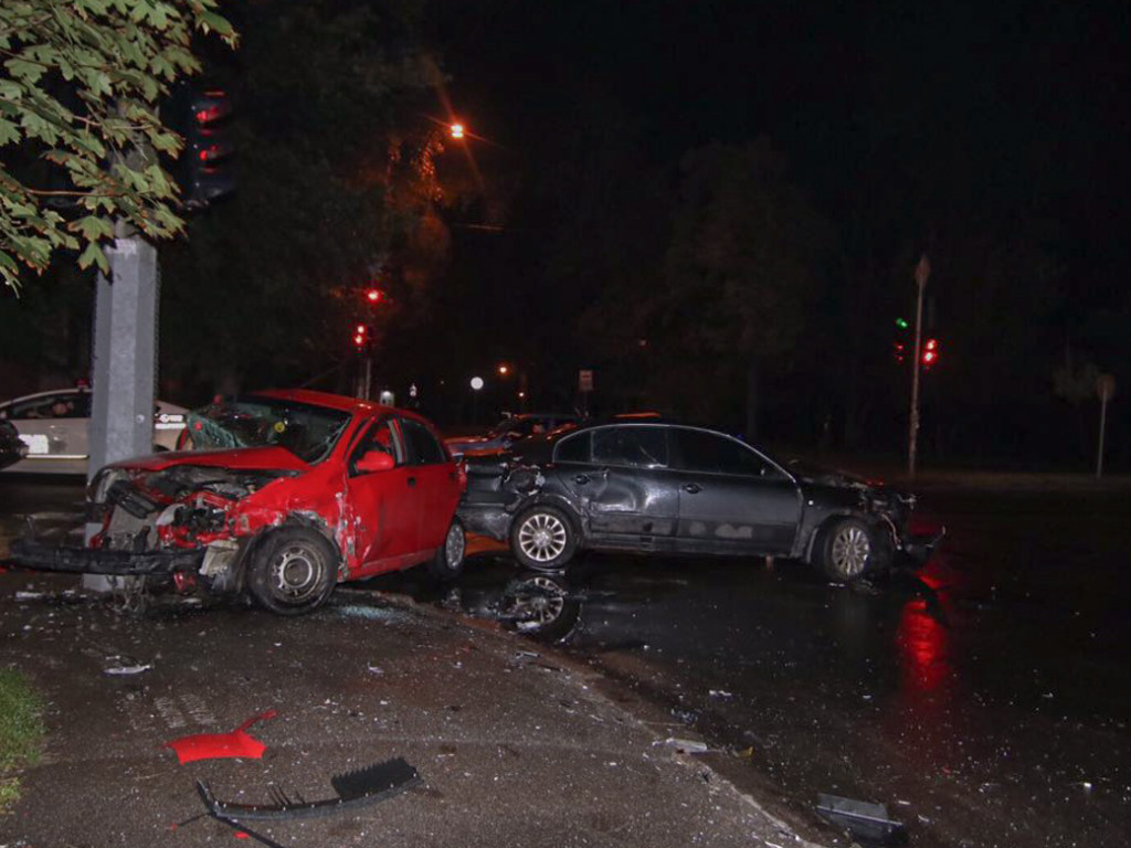 На Соломенке в Киеве водитель Chevrolet проскочил на «красный» и влетел в столб (ФОТО)